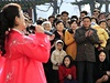 Severokorejtí volii sledují vystoupení zpvaky poblí volebních místností.