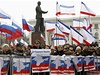 Záplava ruských a krymských vlajek na proruské demonstraci v Simferopolu.