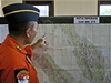 Dstojník indonéského letectva ukazuje mapu s vyznaeným územím pátrací akce po záhadn zmizelém letadle.