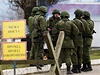Vojáci v neoznaených uniformách jsou Rusové, kteí na Krymu operují s jasnými rozkazy podkopat pítomnost ukrajinských vojenských sil na poloostrov, tvrdí NATO.