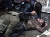 Turecká policie tvrd zasáhla proti protivládním demonstrantm. Na snímku demonstrant zasaený slzným plynem.