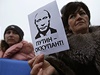 "Putin - okupant", hlásá leták v ruce demonstrantky.