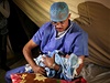 Novorozené miminko v nárui syrského lékae. Zdravotnická pée je na mnoha místech Sýrie v troskách, pes 40 procent nemocnic nefunguje.