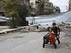 Dti tlaí vozík s nádobami na vodu. Sehnat pitnou vodu je v Aleppu stále obtínjí.