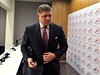 Kandidát na slovenského prezidenta, premiér Robert Fico odchází v noci na 16. bezna z tiskové konference v centrále strany Smr-SD v Bratislav po prvním kole prezidentských voleb. 