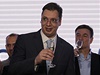 Pedáci Srbské pokrokové strany si pipíjejí na volební vítzství. Uprosted pedseda SNS Aleksandar Vui.