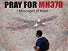 "Modlete se za let MH370". Na transparent umístný na letiti v Kuala Lumpur mohou lidé psát své vzkazy záhadn zmizelým pasaérm Boeingu 777.