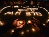 íntí studenti ve mst Jang-ou zapalují svíky za zmizelé pasaéry letu MH370.