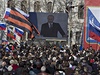 Lidé v Sevastopolu sledují projev ruského prezidenta Putina, přenášený na velkoplošnou obrazovku.