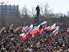 Lidé v Sevastopolu sledují projev ruského prezidenta Putina, penáený na velkoplonou obrazovku.