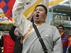 Tibetský demonstrant na Tchaj-wanu provolává hesla k 55. výroí povstání