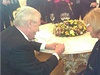 Prezident podepisuje pozvánku Anet Oberreiterové, která na oslavu výroí inaugurace doprovodila Jiího Oberreitera z praské SPOZ.