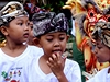 I v moderní dob dbají rodiny na Bali, aby jejich dti plynule navazovaly na...