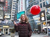 Souástí svtové kampan bylo i zapojení dívek s ervenými balónky. Souástí kampan byla i  Megan Sadlerová z New Yorku. Na jedné z obrazovek v pozadíje opt promítán Banksyho obázek.