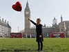 V Londýn se do Banksyho projektu upozorující na válku v Sýrii zapojila Mili Baxterová. 