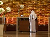 etí designéi navrhovali i tuto sklennou stnu za recepcí v hotelu Rosewood v Abú Dhabí.