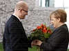 Bohuslav Sobotka pedává Angele Merkelové kytici.