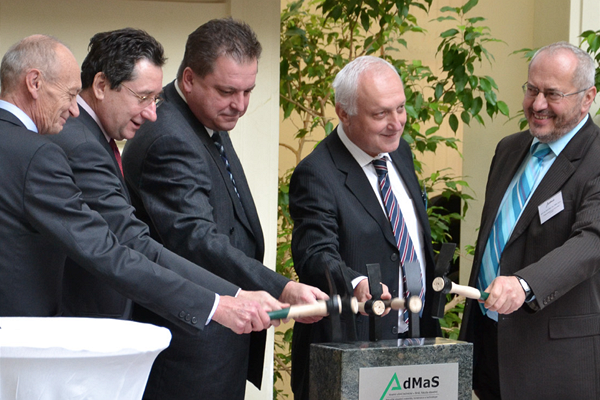 Základní kámen poklepal v prosinci 2012 i někdejší řešitel projektu AdMaS a současný rektor Petr Štěpánek (druhý zprava) a minulý rektor Karel Rais (zcela vpravo).