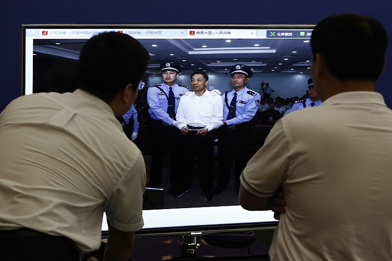 Zřejmě nejznámějším „tygrem“ odsouzeným za korupci je vysoký komunistický funkcionář Po Si-laj (na snímku před soudem v září 2013).