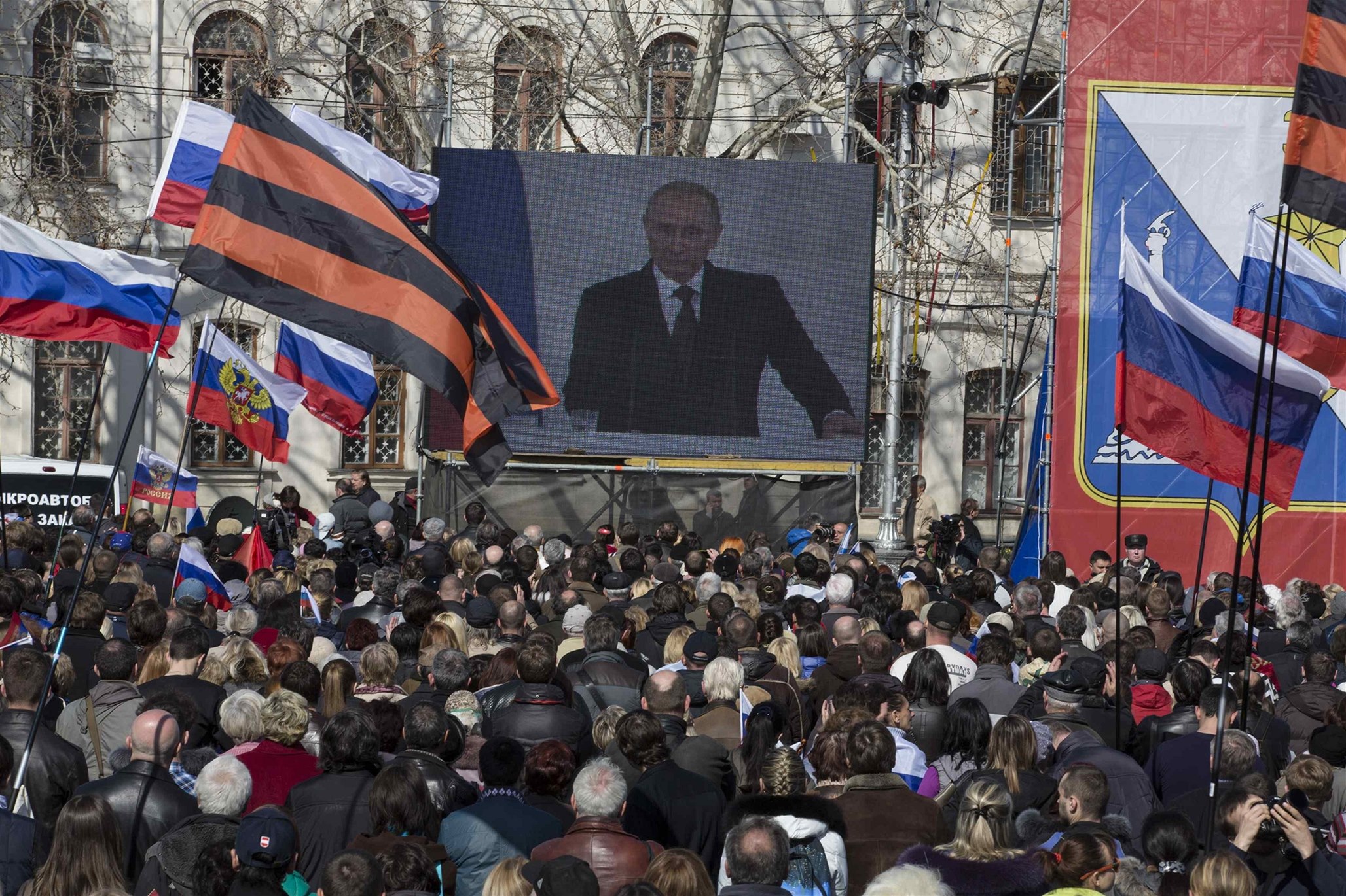 Putin podepsal smlouvu o připojení Krymu, Rusové slaví