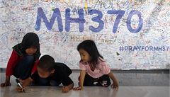 Dti píí vzkazy vzpomínkovou zdí ztraceného letounu Boeing777 na letiti v Kuala Lumpuru.
