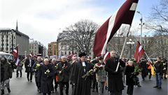 Lidé míí s lotyskými vlajkami k pomníku Svobody, aby si pipomnli veterány 2. svtové války.