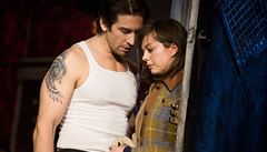 Andy Karl jako Rocky a Margo Seibert jako Adrian v muzikálu Rocky