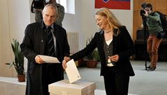 Kandidát na slovenského prezidenta Milan Kňažko s manželkou Eugenií odevzdali 15. března v Bratislavě své hlasy v prvním kole prezidentských voleb.