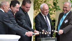 Základní kámen poklepal v prosinci 2012 i někdejší řešitel projektu AdMaS a současný rektor Petr Štěpánek (druhý zprava) a minulý rektor Karel Rais (zcela vpravo).