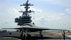 Americké námořnictvo sází na vývoj bezpilotních palubních  letounů X-47B.
