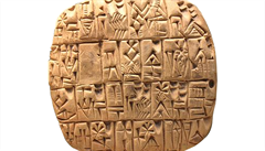 Soupis stříbra v sumerském klínovém písmu na hliněné destičce z iráckého Šuruppaku z doby zhruba 2500 před naším letopočtem (Britské muzeum, Londýn).