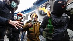 Demonstranti útočící 20. ledna v Kyjevě na policii molotovovými koktejly.