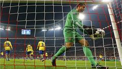 Branká Lukasz Fabianski loví balon ze své sít.
