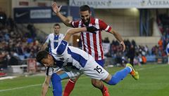 Kdo získá mí�? V souboji Hector Moreno (vp�edu) a Arda Turan.