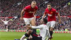 Co tu sedí�?! Daniel Sturridge v oble�ení protihrá��.