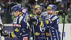 Jan Hruka (vlevo) slaví se spoluhrái.