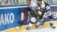 Zleva Tomá Rolinek ze Sparty a Martin Dudá z Vítkovic.