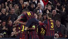 Messi slaví se spoluhrá� vedoucí gól proti Manchesteru