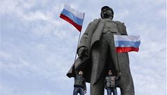 Svorně pod Leninem. Proruští demonstranté v Doněcku mávají ruskými vlajkami. | na serveru Lidovky.cz | aktuální zprávy