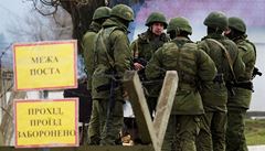 NATO: Kreml lže, neoznačení vojáci na Krymu jsou Rusové