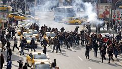 Tureck� policie zas�hla proti demonstrant�m vodn�mi d�ly a slzn�m plynem.