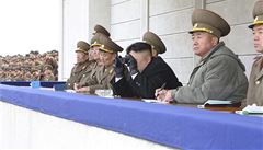 Severokorejský vdce Kim ong-un dohlíí na vojenskou pehlídku.