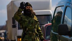 Na stran� proruských obyvatel Krymu p�sobí i srb�tí dobrovolníci z paramilitárních �etnických jednotek. Na snímku Bratislav �ivkovi�, který �ídí dopravu na kontrolním stanovi�ti mezi Sevastopolem a Simferopolem. 