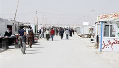 V Jordánsku se nyní nachází okolo 600 000 syrských uprchlík�. Necelých dvacet procent jich �ije v uprchlických táborech. Tím nejv�t�ím je Zaatarí se 100 000 ute�enci (na snímku). 