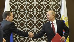 Ruský prezident Vladimir Putin potásá rukou premiéru Dmitriji Medvedvovi.