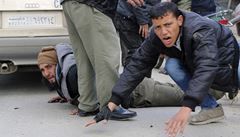 Obyvatelé Aleppa reagují na dopad barelové bomby.