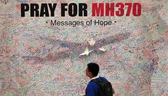 "Modlete se za let MH370". Na transparent umístný na letiti v Kuala Lumpur mohou lidé psát své vzkazy záhadn zmizelým pasaérm Boeingu 777.