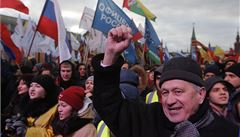 Lidé na Rudém nám�stí oslavují anexi Krymu.