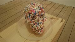 Na veletrhu je moné vybírat i ze soch a plastik. Netradin je pojata lebka sloená z prák a pilulek.