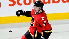 Hokejový obránce Ladislav míd se ve stedením utkání NHL podílel jedním gólem na kanonád Calgary.